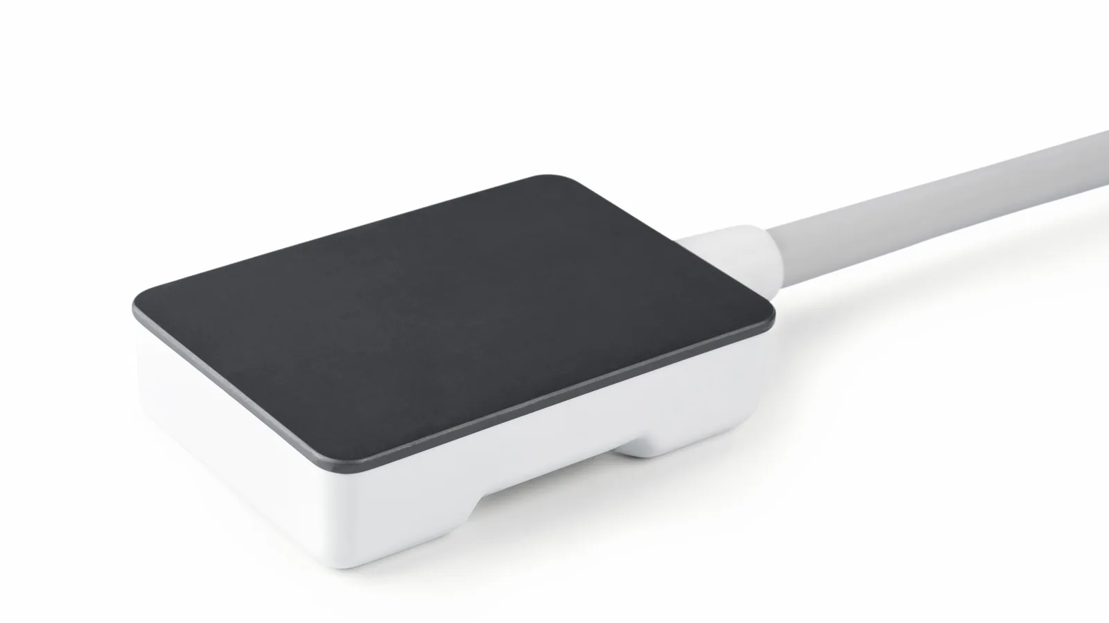 Placa de criolipólise do Kryoplatten em ângulo de três quartos, com face de contato preta e plana, corpo branco e cabo cinza