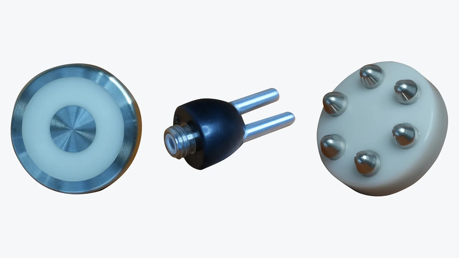 Três eletrodos do Skinwave RF lado a lado: disco metálico com anel branco, ponteira de dois pinos e disco branco com seis pinos metálicos
